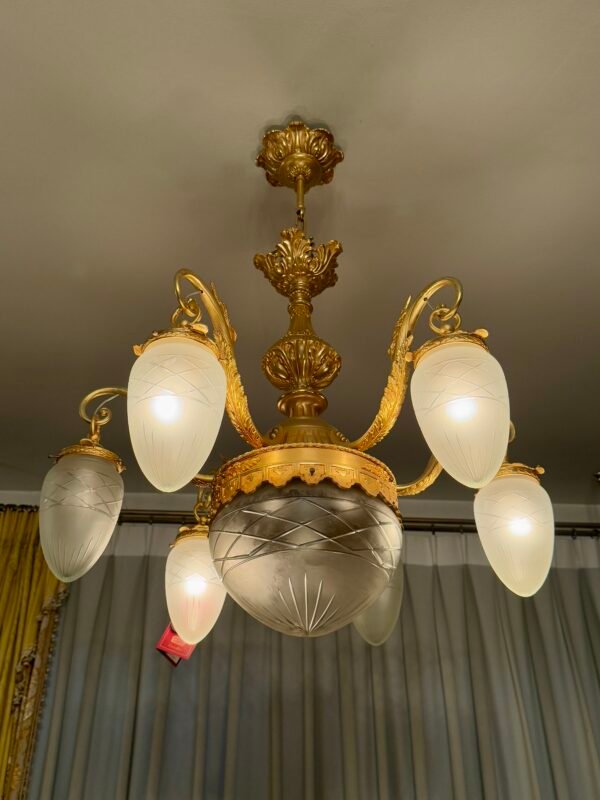 Elegante lampadario italiano in stile Classico con dettagli dorati e diffusori in vetro satinato