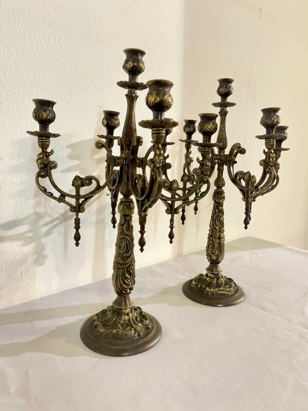 Elegante Coppia di Candelabri in Stile Antico Dorato - Image 6