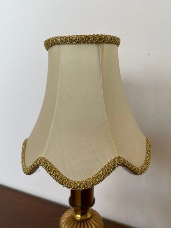 Coppia di lampade da tavolo vintage in stile classico – Base dorata con paralume in tessuto beige - Image 4