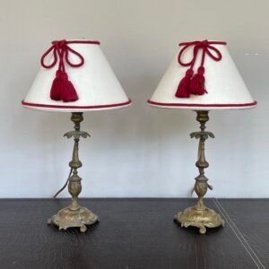Coppia di lampade vintage in metallo dorato con paralumi eleganti