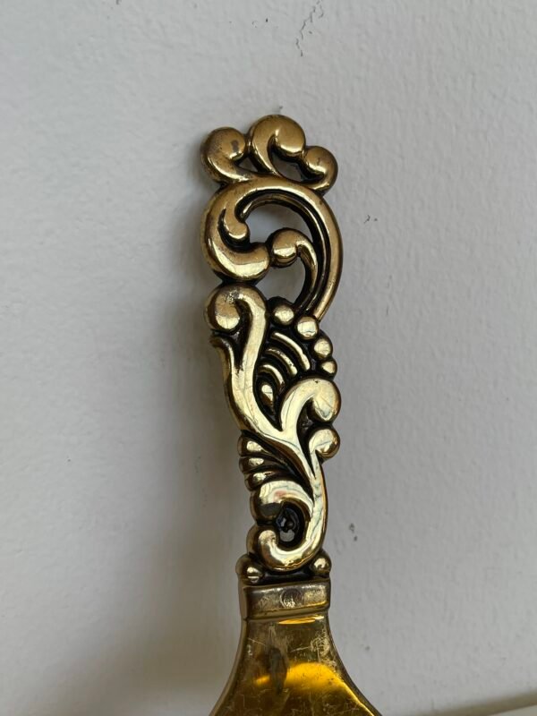 Elegante e sofisticato apribottiglie in bronzo incarna la perfezione dell'artigianato classico italiano. - Image 3