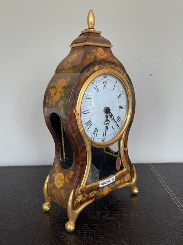 Orologio da Tavolo "Neuchatel" in Stile Classico con Pendolo e Decori Floreali - Image 2