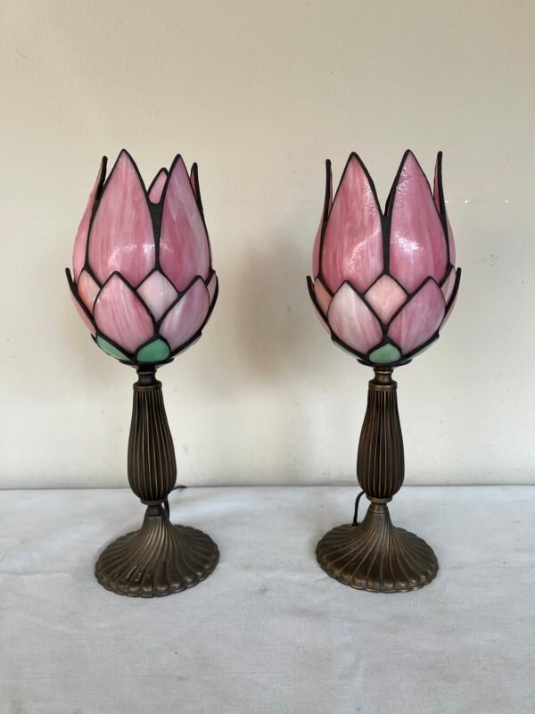 Coppia di lampade stile Tiffany – Vetro colorato a forma di fiore di loto