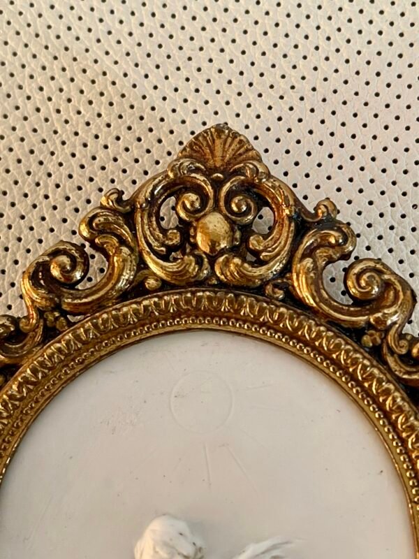 Coppia di Placche Decorative in Stile Barocco con Putti – Cornice in Ottone Dorato - Image 5