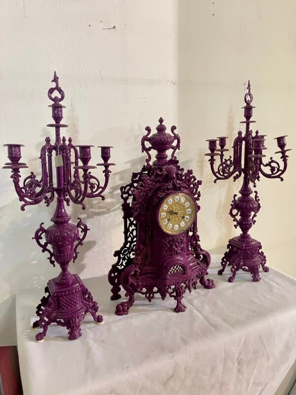 Tris Antico in Stile Barocco – Orologio da Caminetto con Candelabri (Viola Intenso) - Image 4