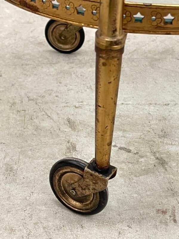 Carrello da bar vintage a tre ripiani, in stile hollywood regency, con struttura in ottone dorato e ripiani in vetro trasparente. - Image 3