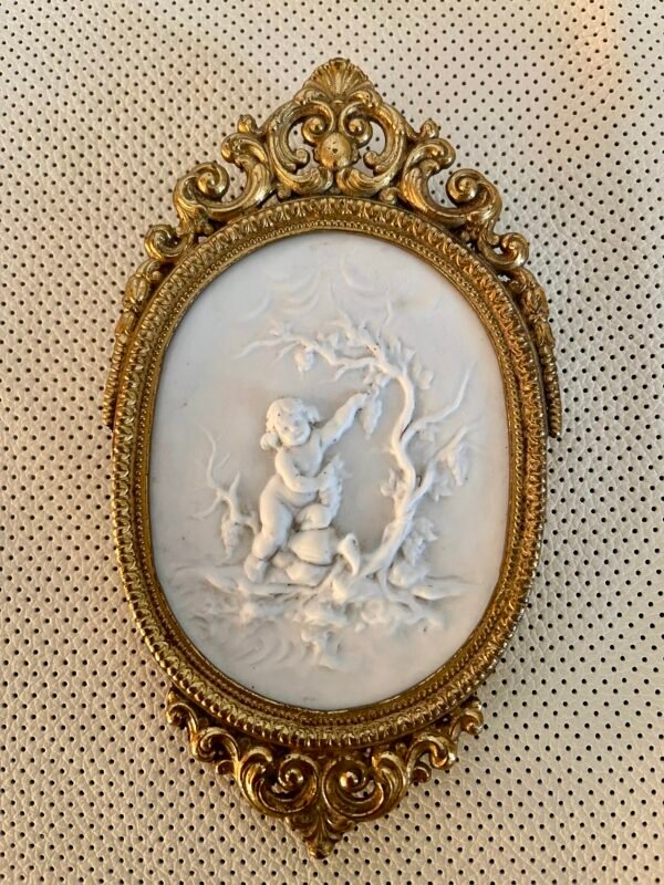 Coppia di Placche Decorative in Stile Barocco con Putti – Cornice in Ottone Dorato - Image 2