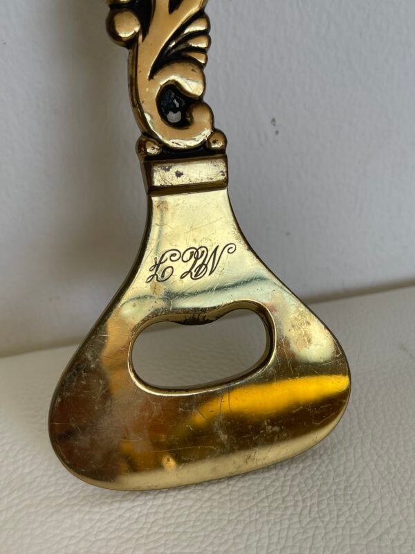 Elegante e sofisticato apribottiglie in bronzo incarna la perfezione dell'artigianato classico italiano. - Image 5