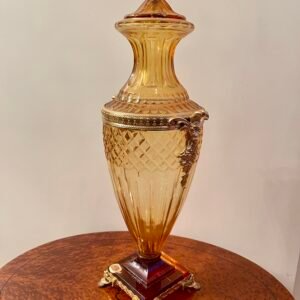 Vaso in cristallo ambra con decorazioni dorate – design elegante