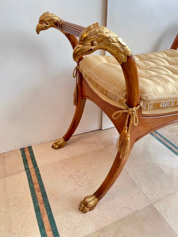 Sgabello in stile neoclassico con braccioli a testa d'aquila e finiture dorate - Image 2