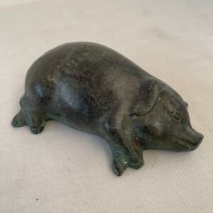 Scultura di maialino in metallo è un pezzo decorativo unico
