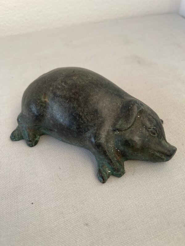 Scultura di maialino in metallo è un pezzo decorativo unico