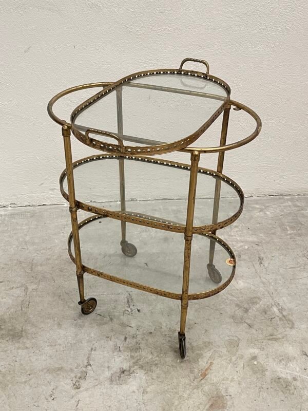 Carrello da bar vintage a tre ripiani, in stile hollywood regency, con struttura in ottone dorato e ripiani in vetro trasparente. - Image 6