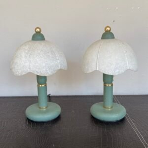 Coppia di Lampade Vintage in Metallo Verde con Paralumi Floreali in Vetro Opalescente