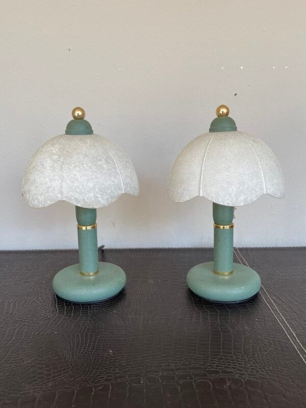 Coppia di Lampade Vintage in Metallo Verde con Paralumi Floreali in Vetro Opalescente