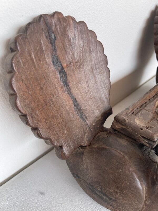 Antica Scatola Portagioie in Legno Intagliato – Motivo Pavoni - Image 7