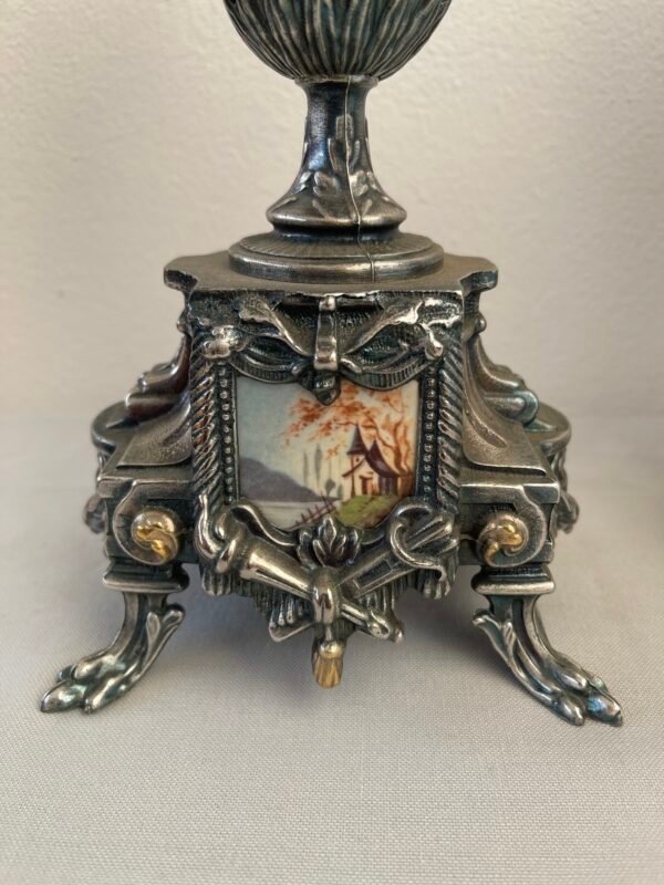 Coppia di urne decorative vintage in metallo e porcellana dipinta – Stile Rococò - Image 2