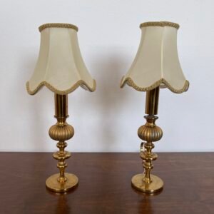 Coppia di lampade da tavolo vintage in stile classico – Base dorata con paralume in tessuto beige