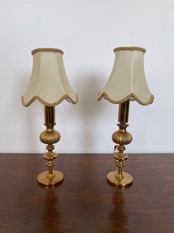 Coppia di lampade da tavolo vintage in stile classico – Base dorata con paralume in tessuto beige