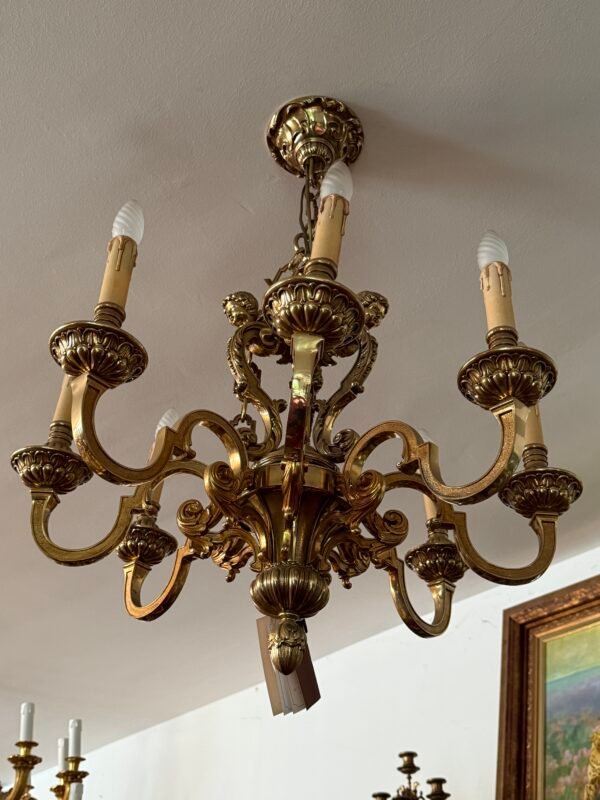 Maestoso lampadario in bronzo dorato con raffinate decorazioni – Stile Luigi XVI