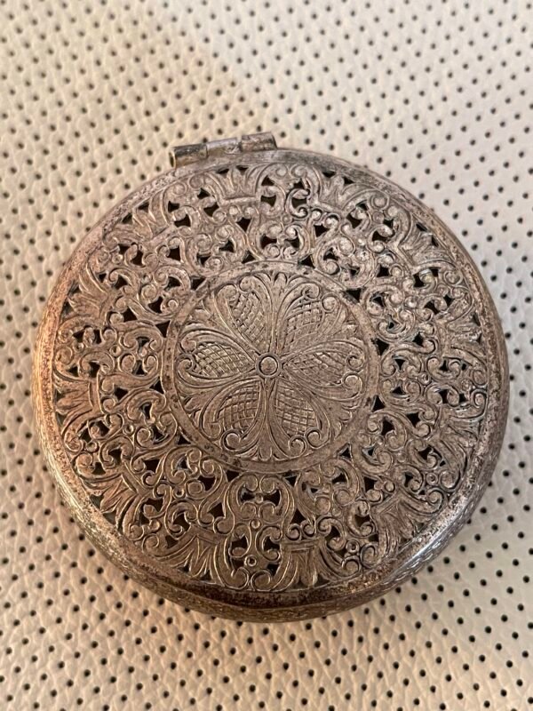 Antica Scatolina in Metallo Cesellato – Porta Gioie o Porta Cipria Vintage - Image 2
