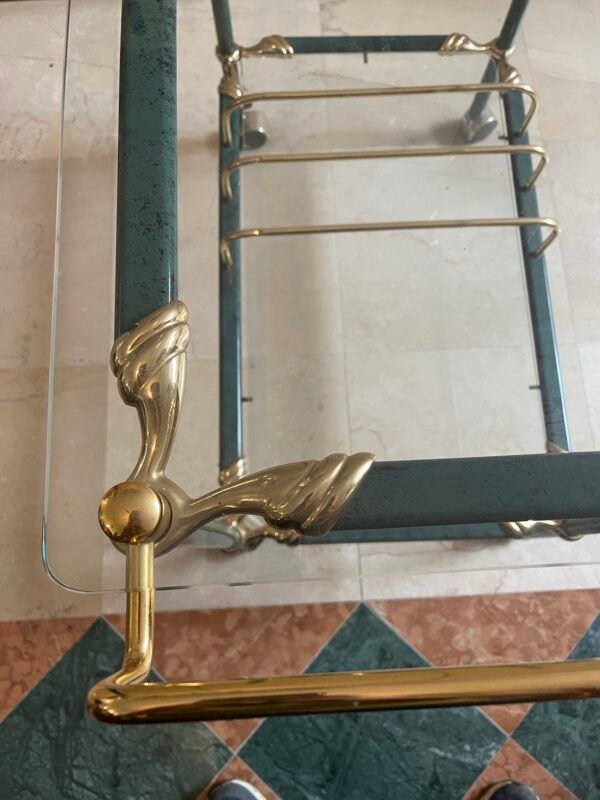 Elegante carrello da bar in stile retro unisce funzionalità e design sofisticato. - Image 5