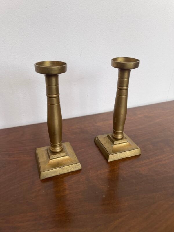 Elegante coppia di candelabri in ottone, dallo stile sobrio e raffinato, - Image 2