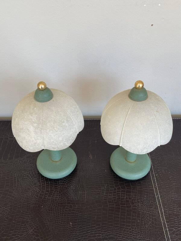Coppia di Lampade Vintage in Metallo Verde con Paralumi Floreali in Vetro Opalescente - Image 4