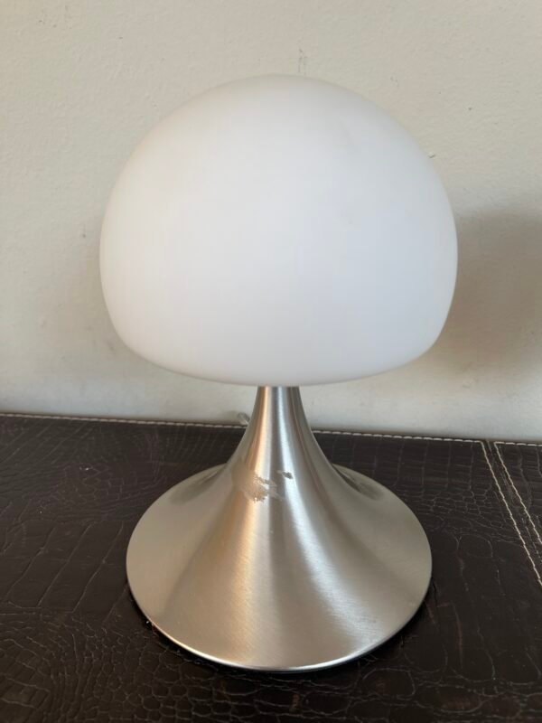 Coppia di lampade da comodino design moderno – base in metallo satinato e cupola in vetro opalino - Image 2