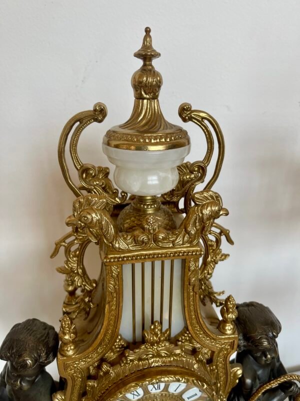 Set Antico da Camino – Orologio e Coppia di Candelabri in Bronzo Dorato e Marmo Bianco - Image 2