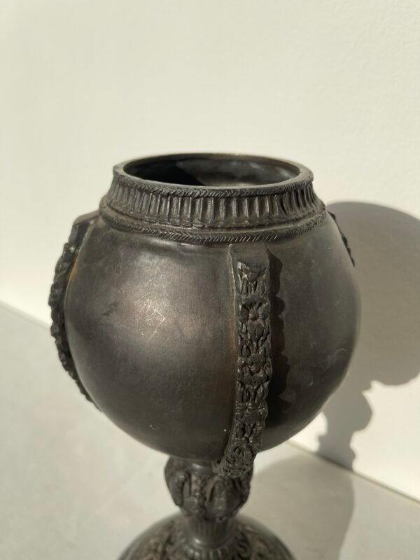 Antico Vaso Coppa con Coperchio in bronzo Scuro – Base in Marmo - Image 2