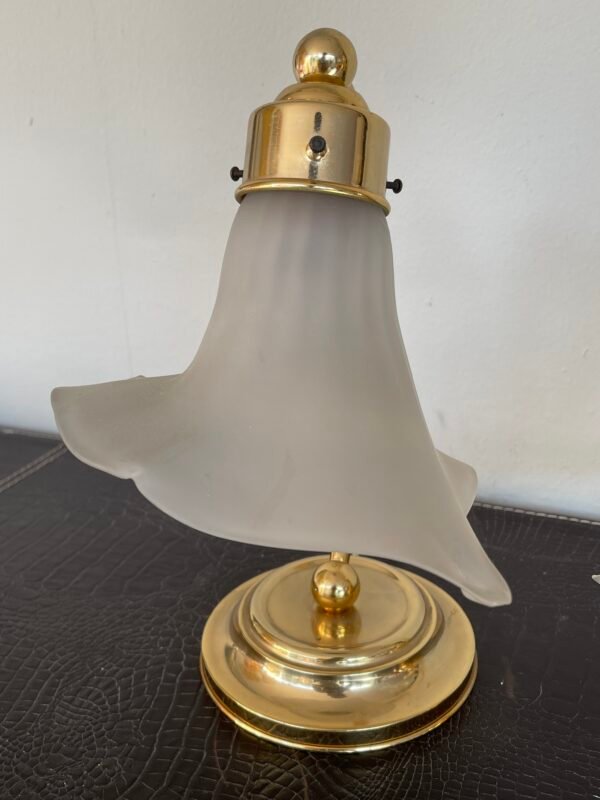 Coppia di lampade da tavolo italiane in ottone e vetro in stile floreale vintage - Image 3