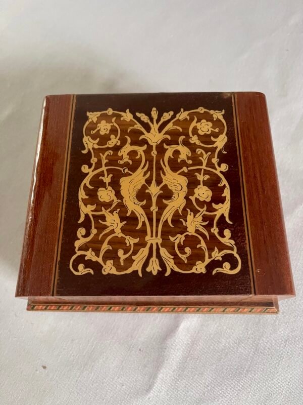 Scatola Portagioie/Musicale in Legno con Intarsi Classici - Image 3