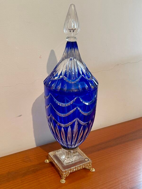 Vaso in Cristallo Blu con Motivo a Onde e Base Dorata - Image 4