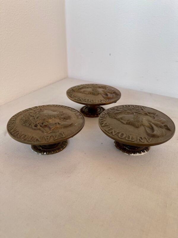 Set di 3 appendi Antichi in Ottone – Effigie di Antonino Pio - Image 4