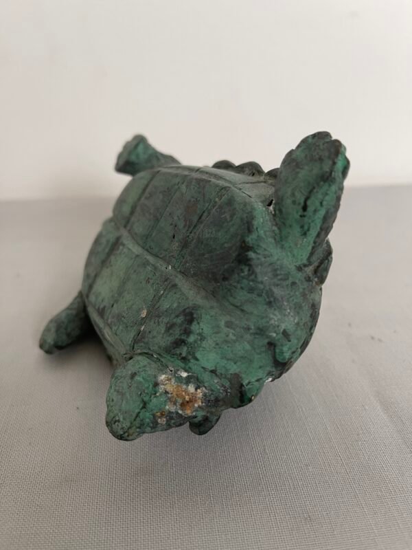 Scultura in metallo Raffigurante Tartaruga – Stile Antico, Patina Verde - Image 2