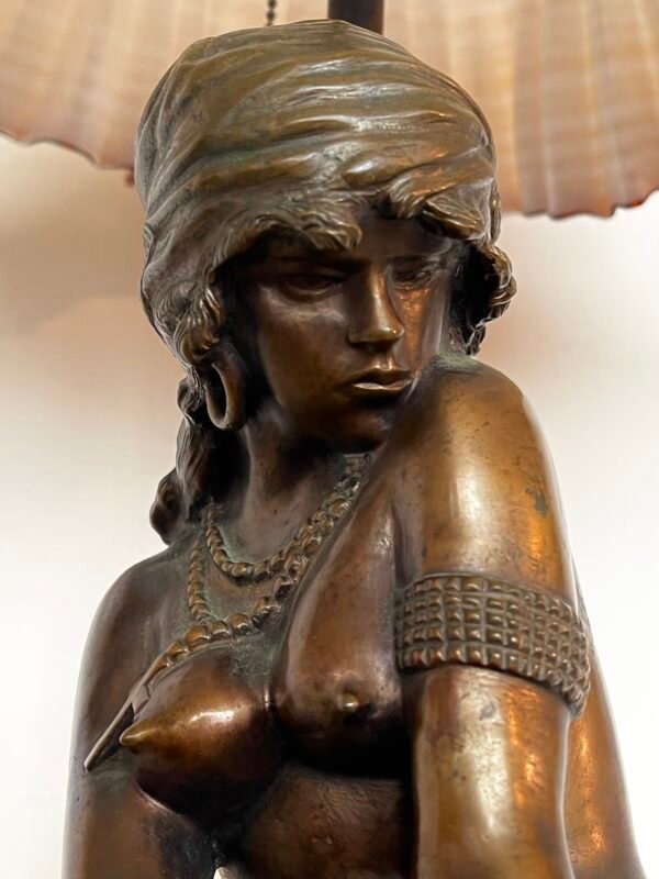 Lampada da Tavolo Vintage con Statua Femminile in Bronzo – Paralume in Vetro di Murano Soffiato - Image 6