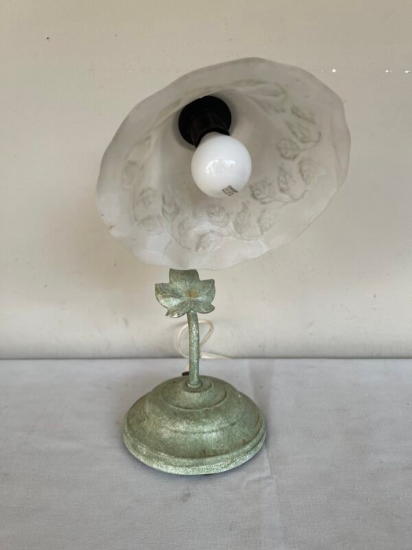 Lampada da Tavolo Vintage in Ferro Decapato Verde con Paralume in Vetro Satinato - Image 4