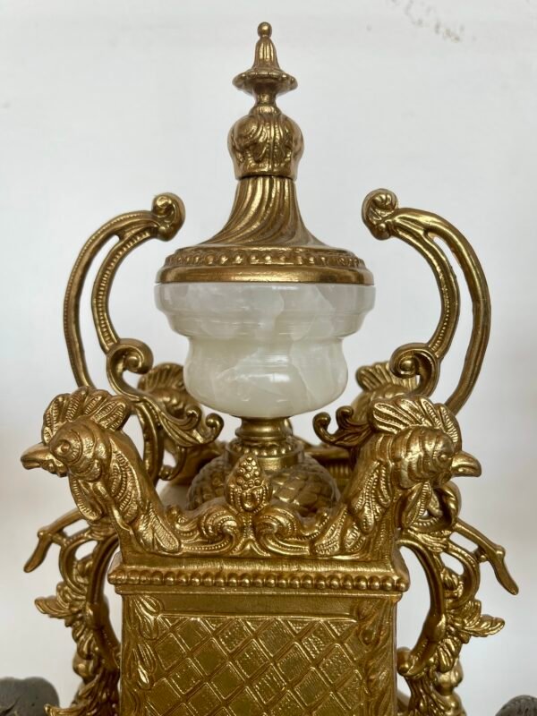 Set Antico da Camino – Orologio e Coppia di Candelabri in Bronzo Dorato e Marmo Bianco - Image 8