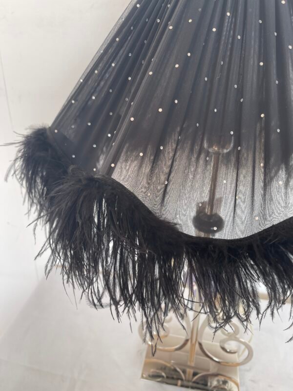 Lampada da Tavolo "Il Paralume Marina" – Design Glamour con Piume e Cristalli - Image 3