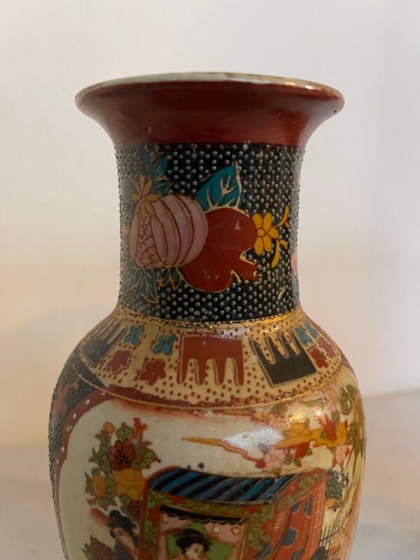 Coppia di Vasi Decorativi in Ceramica – Stile Orientale con Scene Giapponesi - Image 2