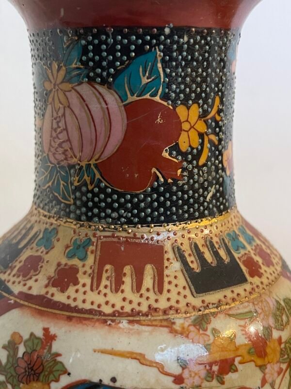 Coppia di Vasi Decorativi in Ceramica – Stile Orientale con Scene Giapponesi - Image 3