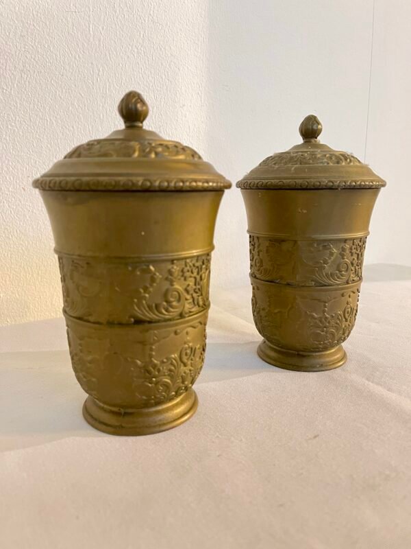 Coppia di Contenitori Antichi in Ottone Cesellato – Stile Classico - Image 6