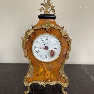 Orologio da Tavolo in Stile Classico con Pendolo e Dettagli Dorati – Eleganza Senza Tempo