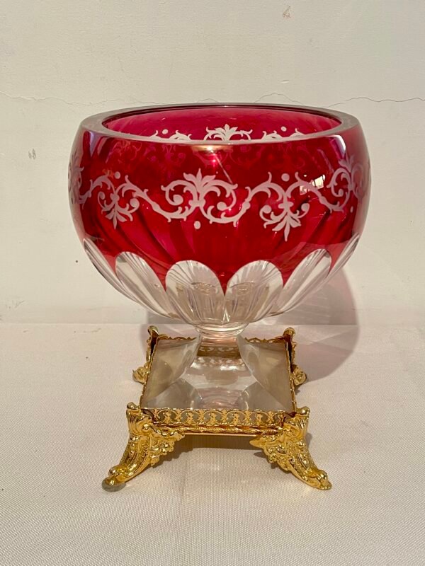 Vaso in Cristallo Rosso con Incisioni Floreali e Base Dorata