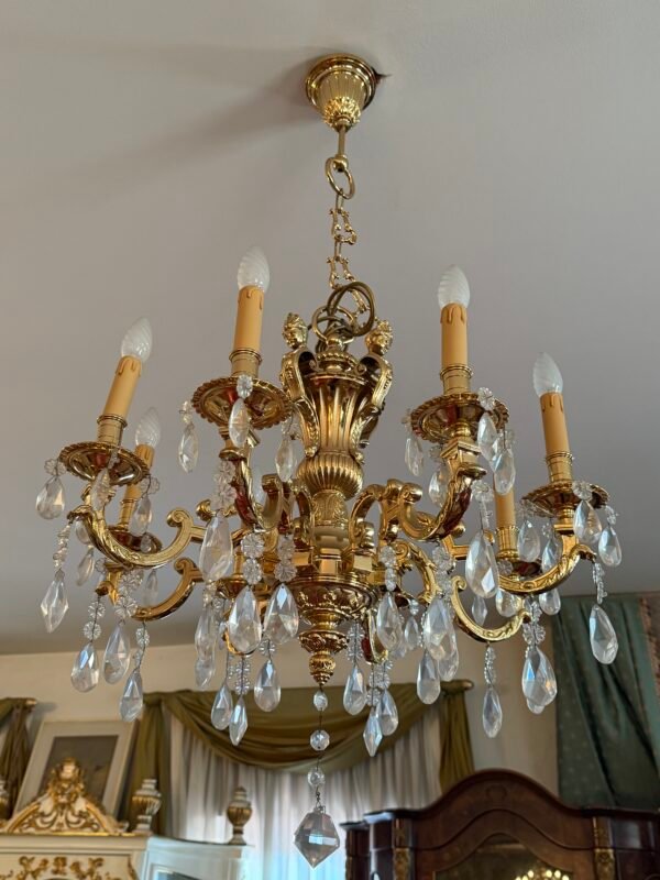 Prestigioso lampadario antico in stile Luigi XV – Ottone dorato con pendenti in cristallo. - Image 2