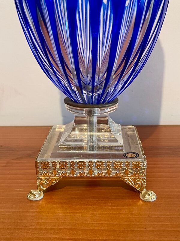 Vaso in Cristallo Blu con Motivo a Onde e Base Dorata - Image 3