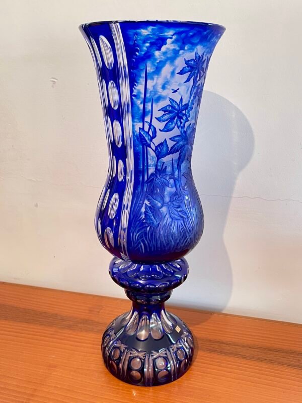 Vaso in Cristallo Blu Art Deco Inciso con Motivi Floreali - Image 6