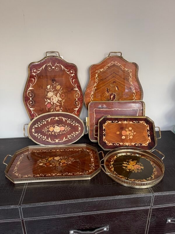 Elegante collezione di vassoi in legno intarsiato rappresenta un'armoniosa fusione di artigianato raffinato e design senza tempo.