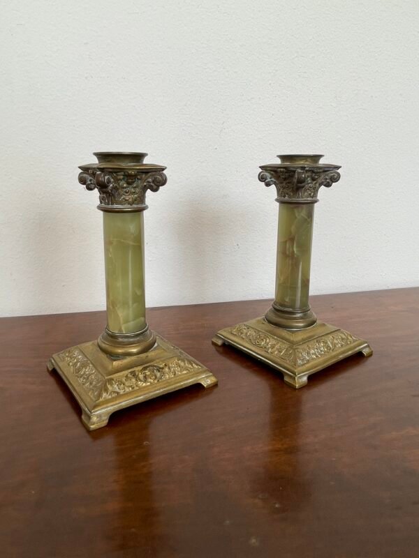 Elegante coppia di candelabri in stile neoclassico, con una base solida in bronzo dorato e colonne in marmo - Image 4